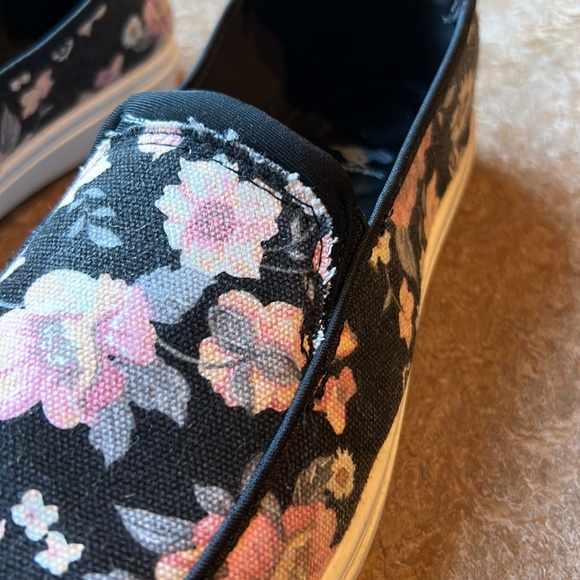 Rocket Dog, flower patterned slip ons size 7 - Picture 3 of 7